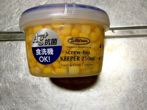トウモロコシの缶詰をパックに保存する方法。
